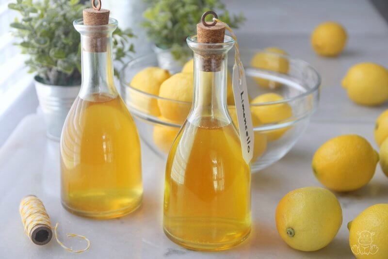 Рецепт ликера лимончелло. Лимончелло. Лимончелло Италия. Лимонный ликер. Лимончелло домашняя.
